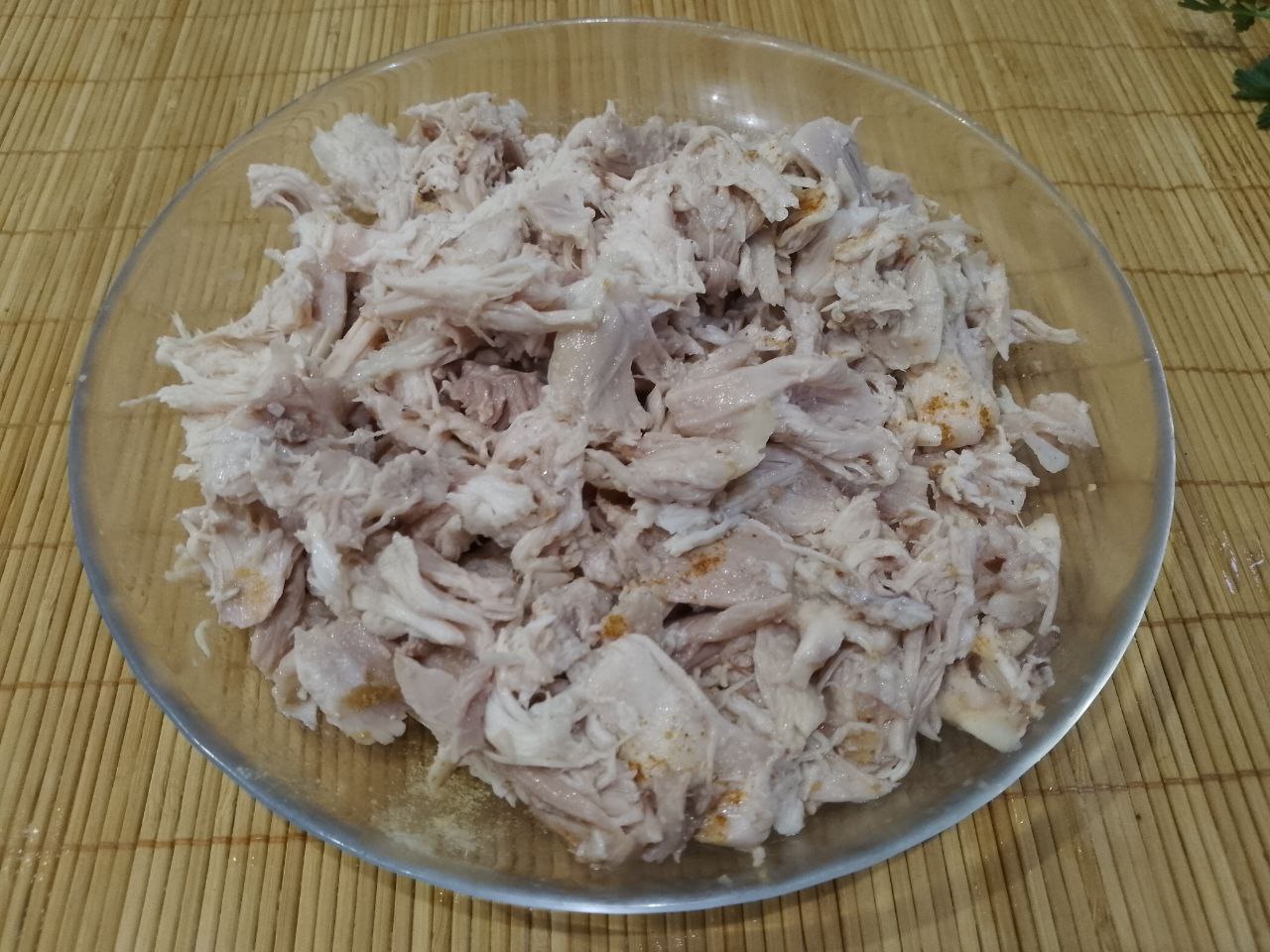 Бублики из дрожжевого теста с мясной начинкой, вкусные и сытные: Лук очищаем, промываем и измельчаем. Обжариваем лук на масле до золотистого цвета, добавляем измельченное
