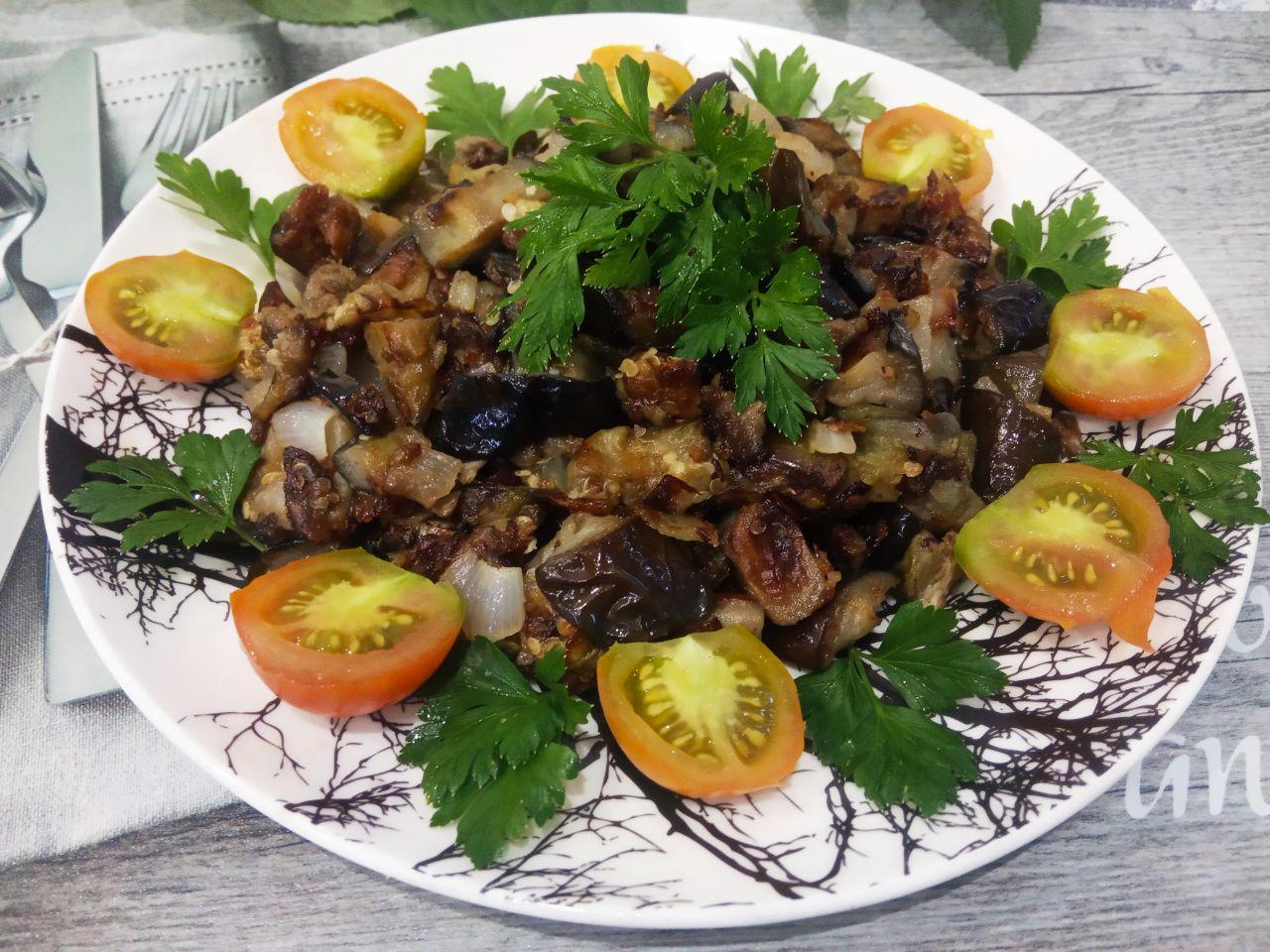 Жареные баклажаны с луком, напоминают вкус грибов: Затем выкладываем лук, перчим по вкусу, перемешиваем и обжариваем до готовности.