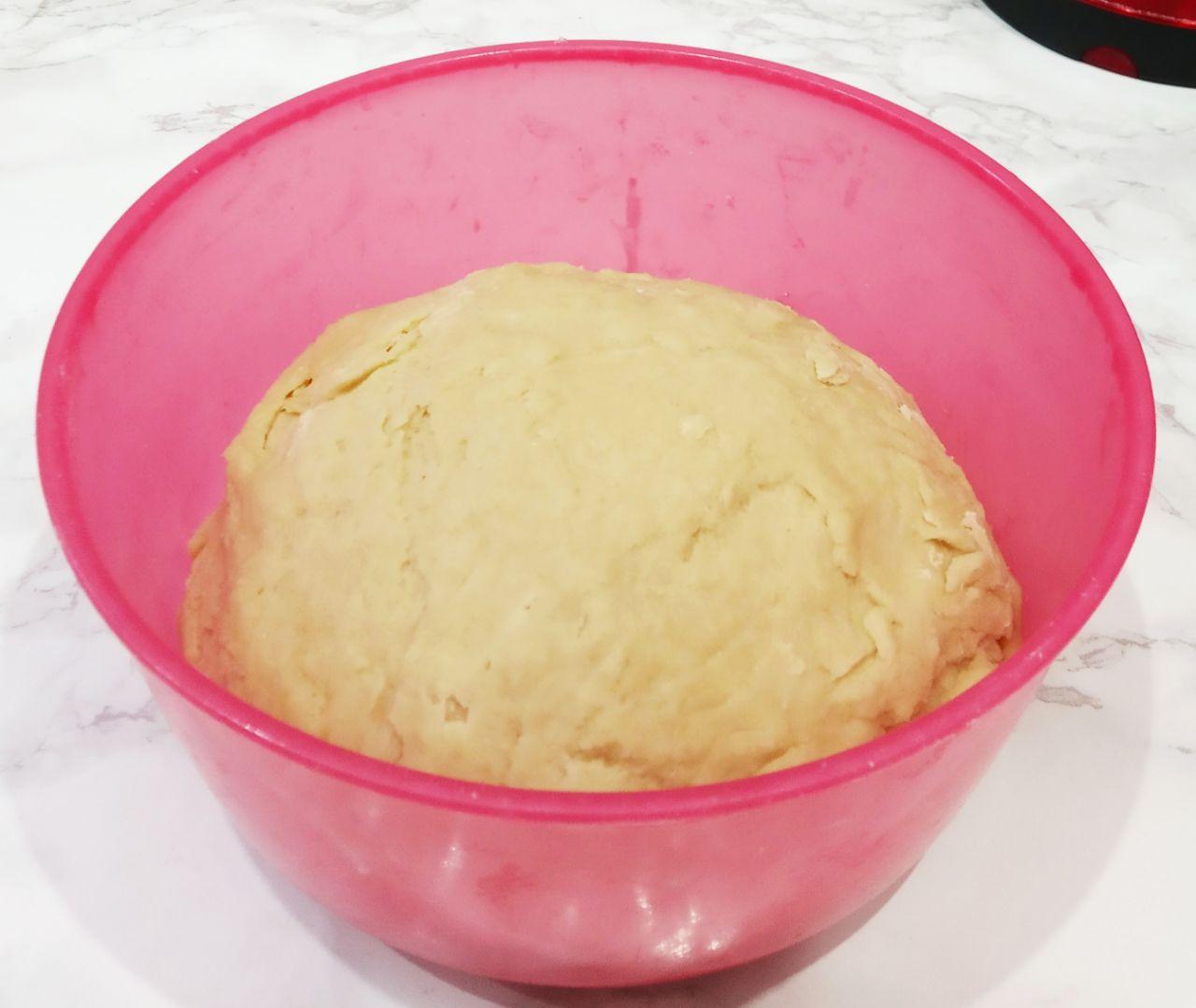 Пряники в белковой глазури, вкусные и мягкие: Муку просеиваем через мелкое сито, добавляем в смесь и замешиваем мягкое нежное тесто.