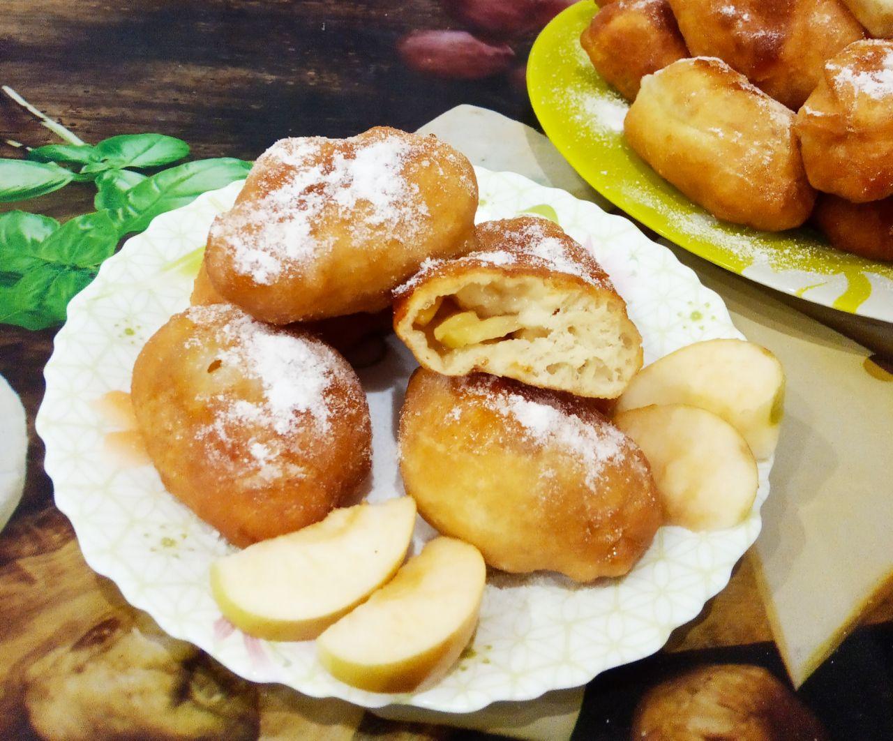 Вкусные сочные жареные пирожки на кефире с яблоками