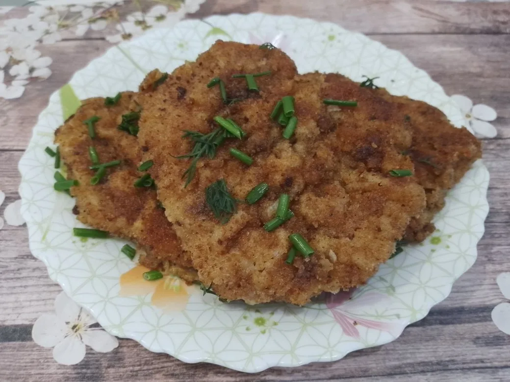 Отбивные из свинины в кляре и панировочных сухарях