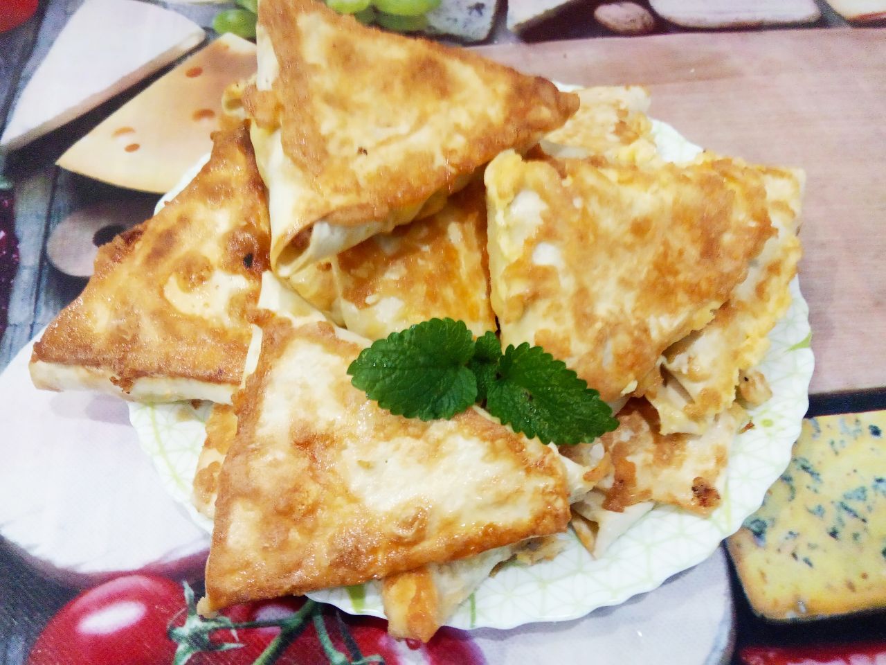 Треугольники из лаваша, в кляре из яиц и сыра, на сковороде