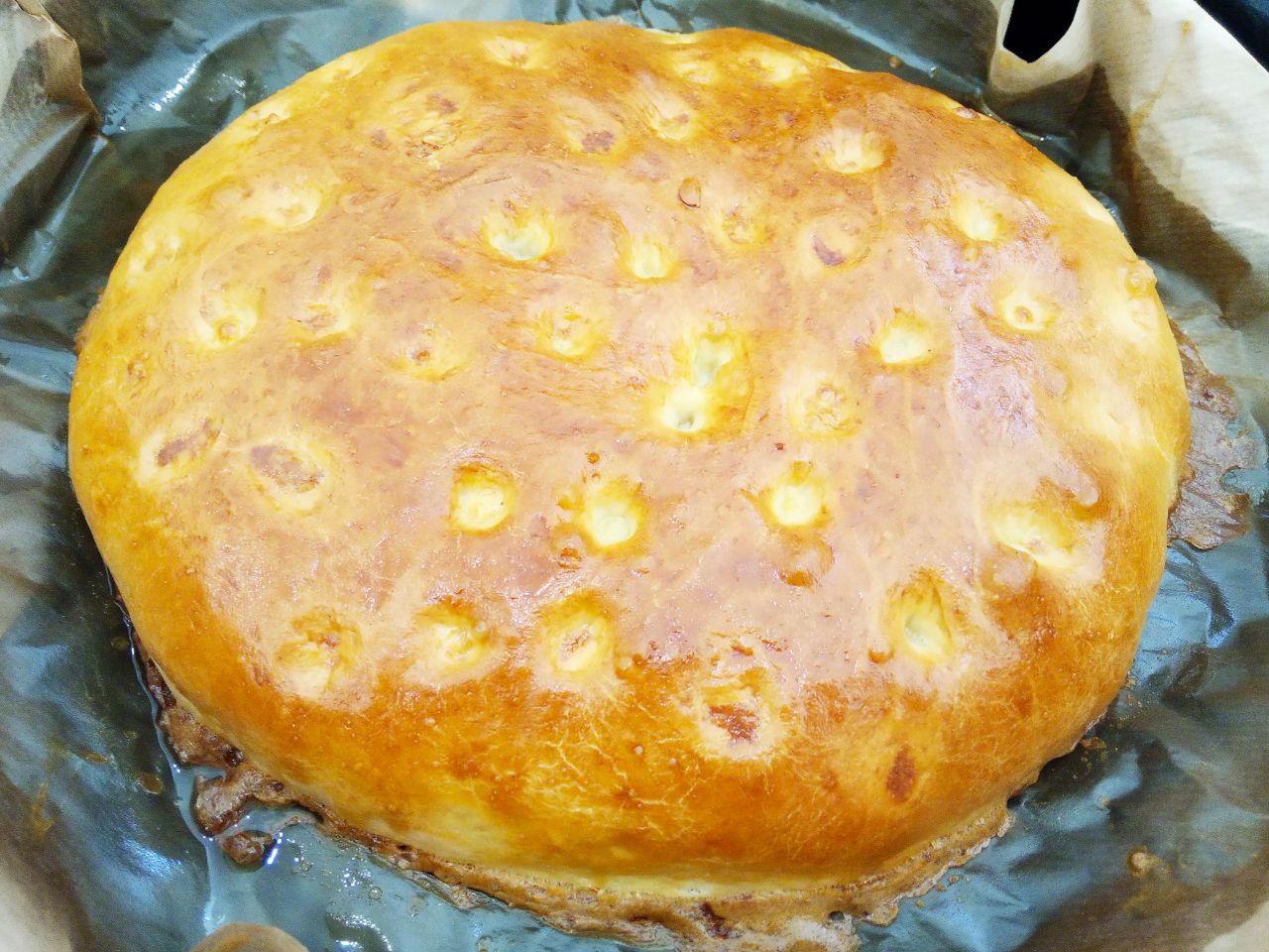 Лепешки с мясной начинкой, в духовке: Духовку разогреваем до 170-180 С и ставим противень с лепешкой для выпекания. Выпекаем лепешку около 30 минут.