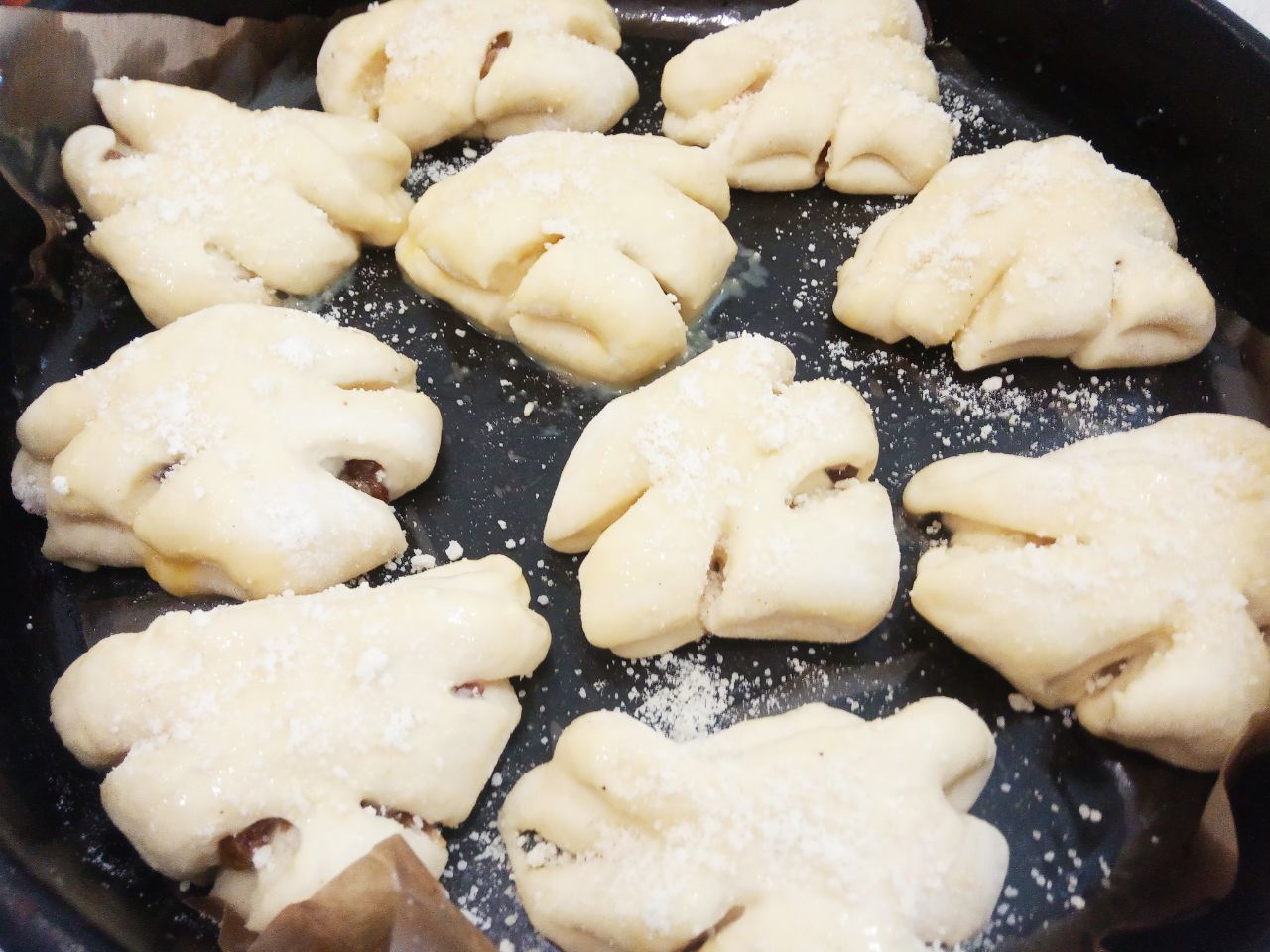 Воздушные и мягкие булочки, на сметане, с изюмом и корицей: Булочки укладываем на противень застланный пергаментом.