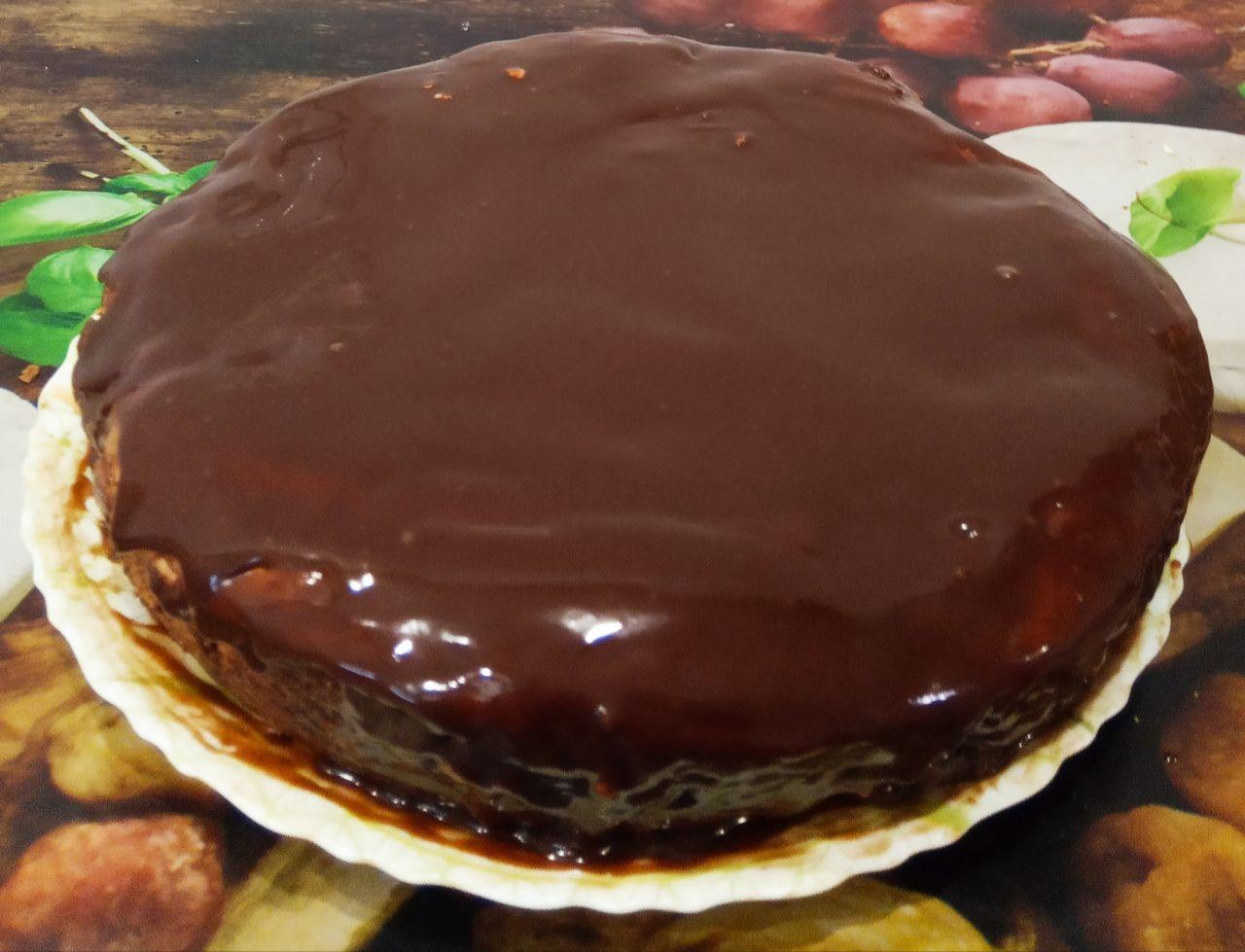 Вкусный шоколадный пирог с начинкой из творожных шариков 