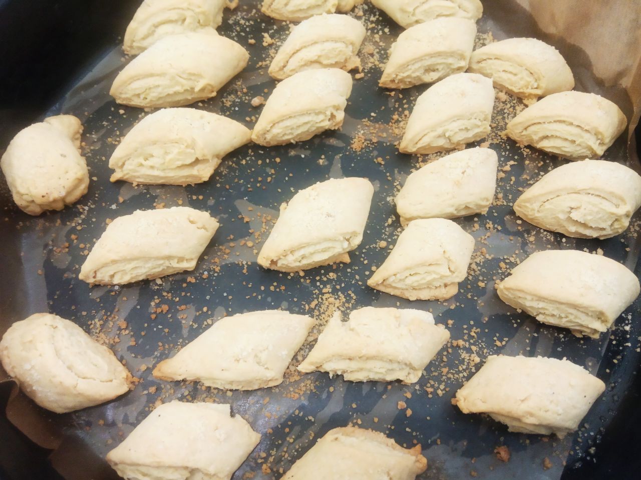 Печенье с корицей и мучной крошкой, песочное и рассыпчатое: Духовку разогреваем до 180 С и выпекаем печенье около 12-15 минут до готовности.