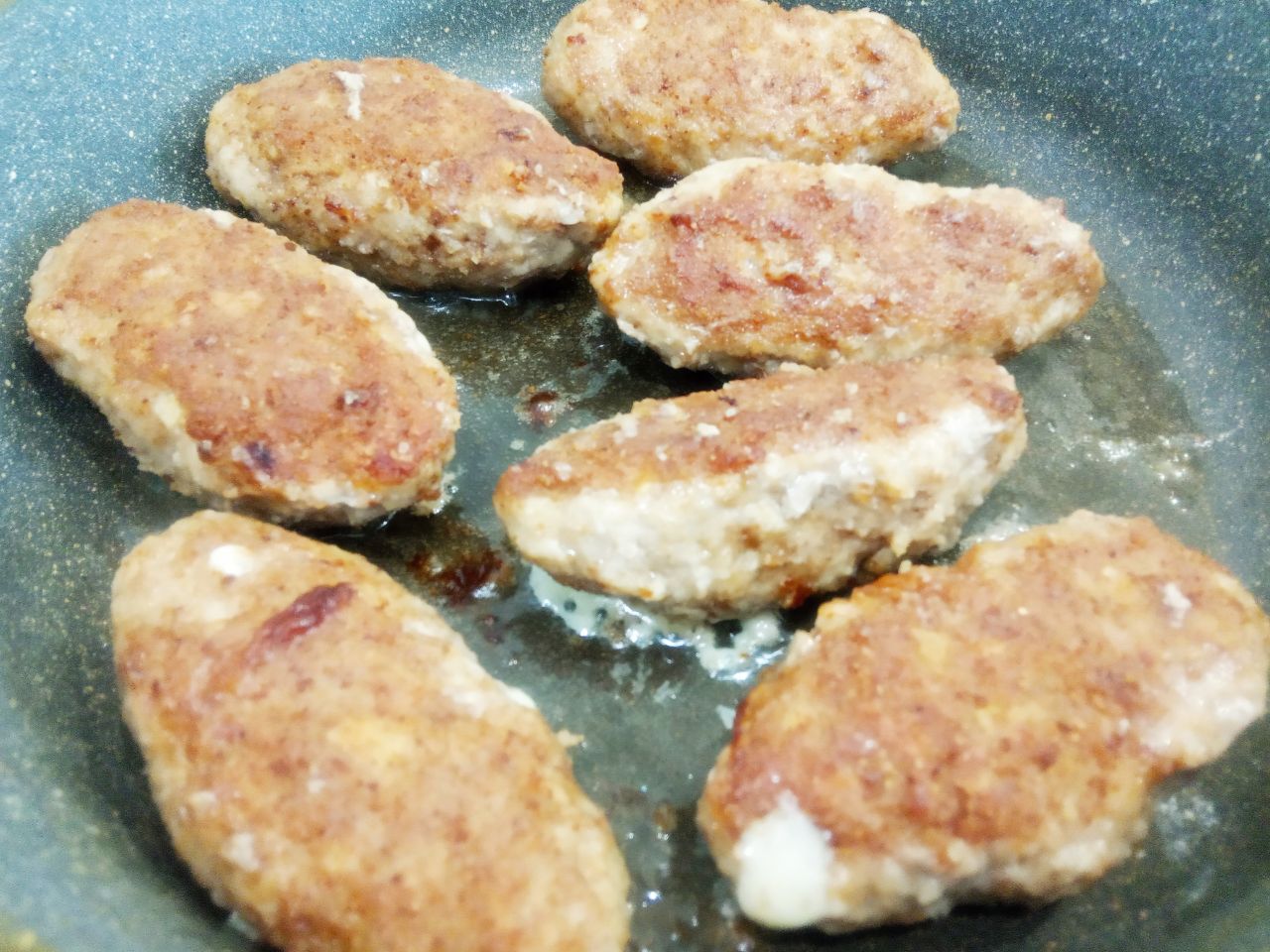 Домашние мясные котлеты, с начинкой из сыра, вкусные и аппетитные: Разогреваем сковороду с растительным маслом, укладываем котлеты и обжариваем на слабом огне под закрытой