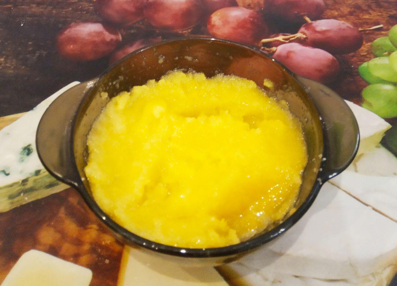 Вкусные пирожки с начинкой из тушеных яблок: К желткам добавляем сахар и тщательно растираем.
