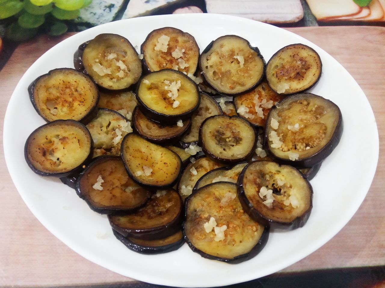 Салат из баклажанов, с помидорами и сыром: Посыпаем баклажаны измельченным чесноком.