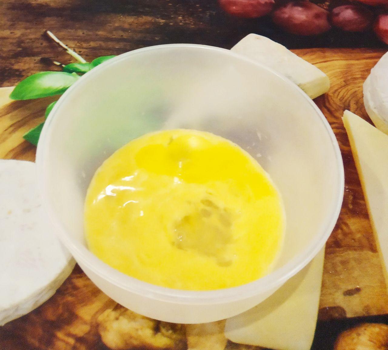 Пряники рассыпчатые, мягкие, с яблоками и в молочной глазури: Яйца разделяем на желтки и белки, в разные емкости. Емкость для желтков должна быть побольше, в ней будем