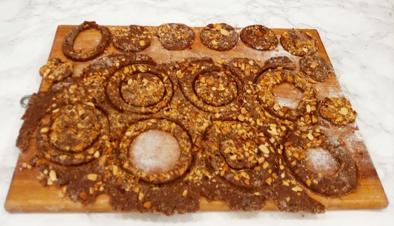 Шоколадное печенье на манной крупе с орехами, рассыпчатое и аппетитное: Формочками нарезаем разные фигурки.