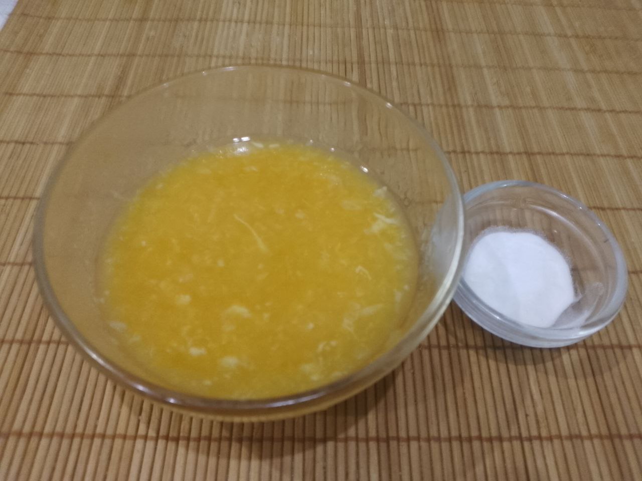 Домашнее мандариновое печенье, просто и вкусно: В мандариновый сок добавляем соду, перемешиваем и выливаем в растертые яйца, размешиваем.