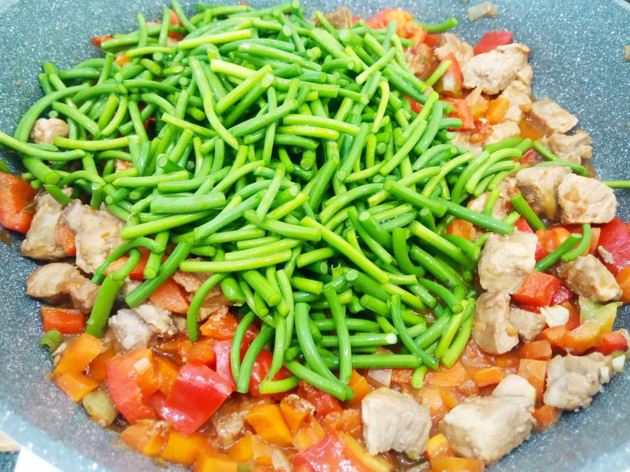 Чесночные стрелки с мясом и овощами тушеные в соевом соусе, вкусные и аппетитные: Томатную пасту разводим кипяченой водой и выливаем к овощам с мясом, кладем лавровый лист и чесночные