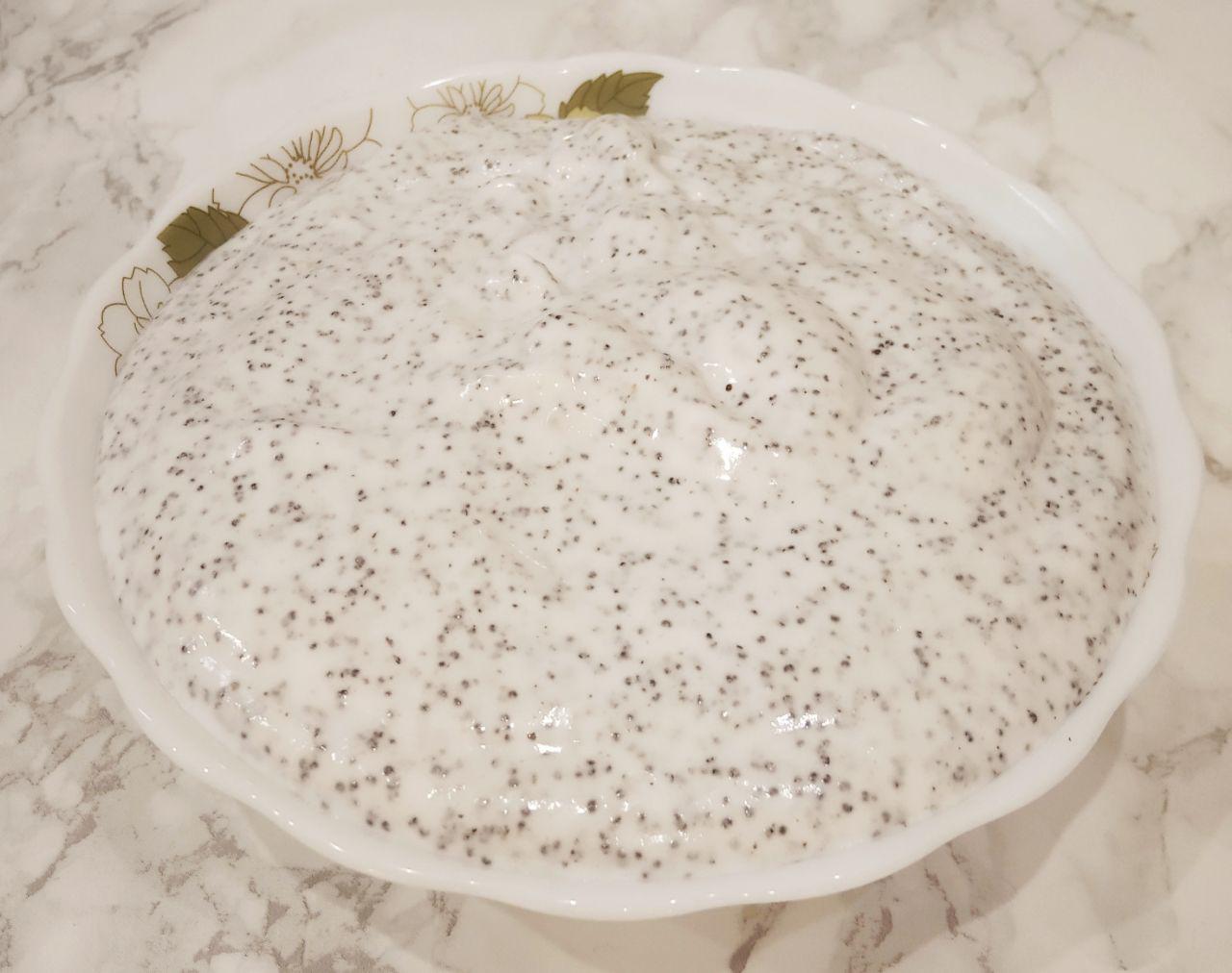 Вкусное печенье в маково-белковой глазури: Во взбитую белковую массу добавляем мак и осторожно размешиваем.