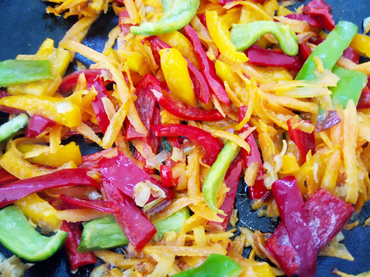 Чечевица тушеная с овощами, полезно и вкусно: Обжариваем лук на растительном масле до золотистого цвета, добавляем морковь и перец, обжариваем несколько