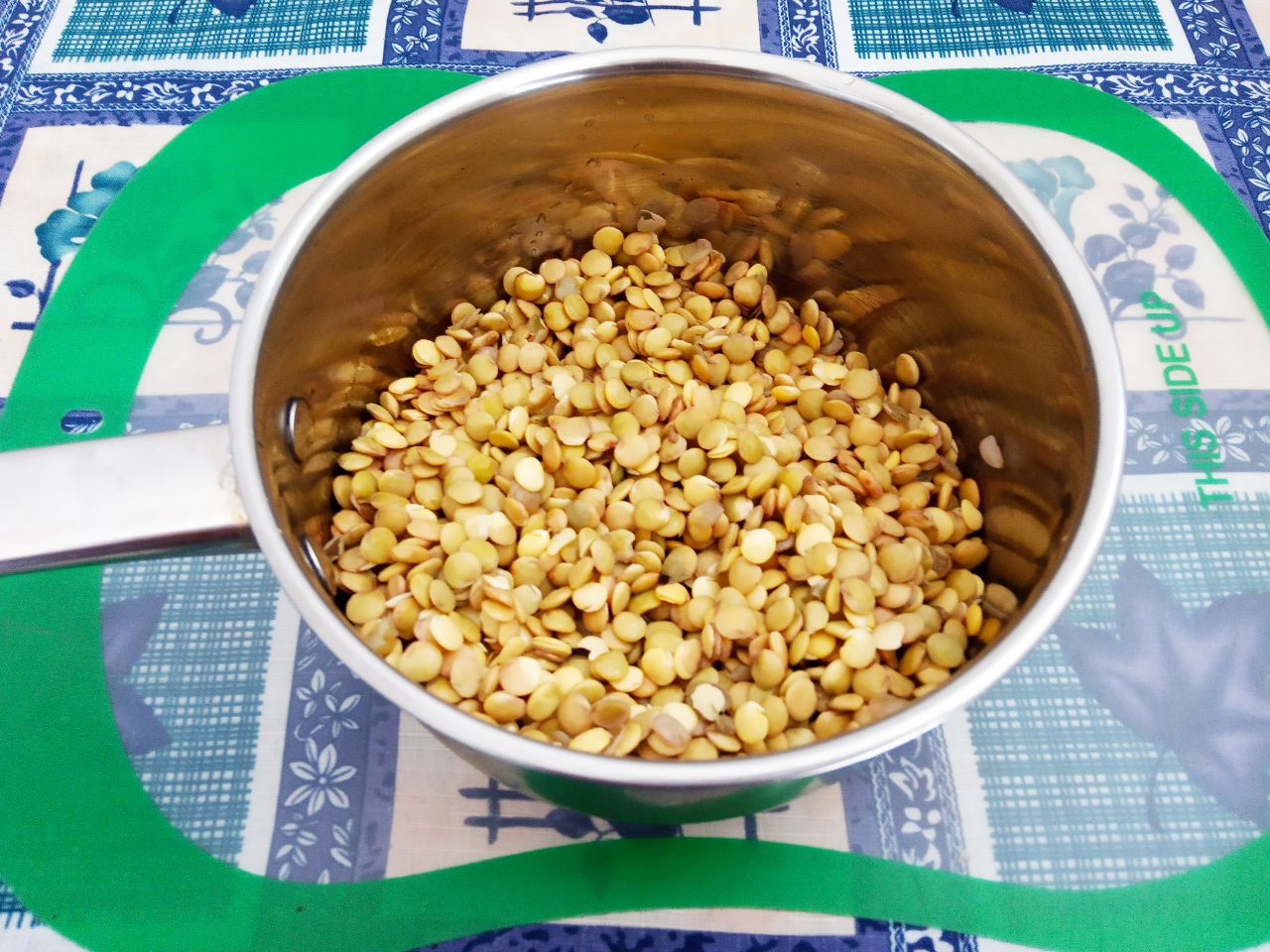 Чечевица тушеная с овощами, полезно и вкусно: Чечевицу промываем водой и замачиваем заранее в воде на 5-6 часов. По истечении этого времени сливаем воду,