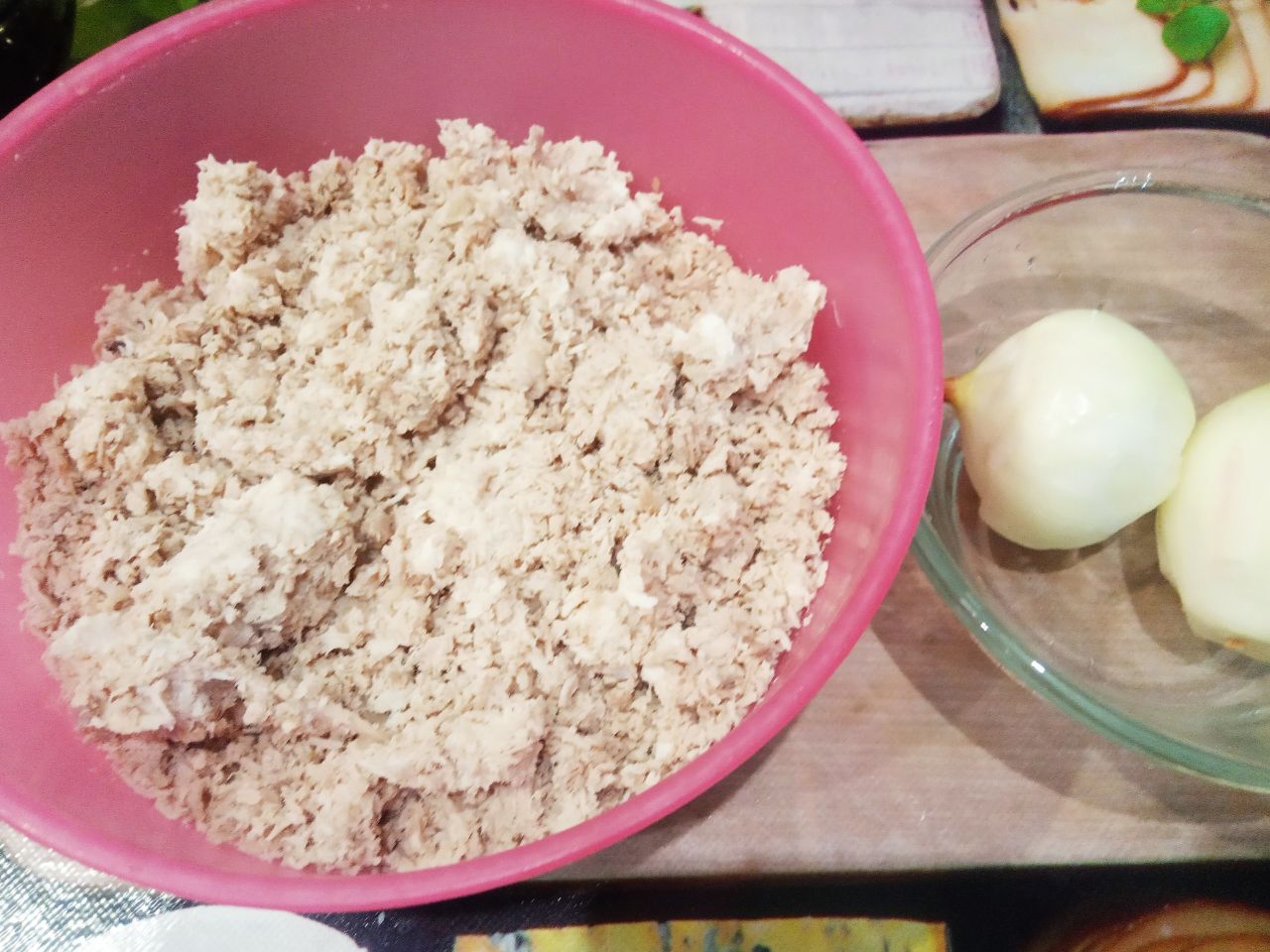 Блинчики с мясом и сыром, запеченные в духовке: Сначала приготовим мясную начинку для блинчиков. Мясо свинины отвариваем в подсоленной воде со специями до