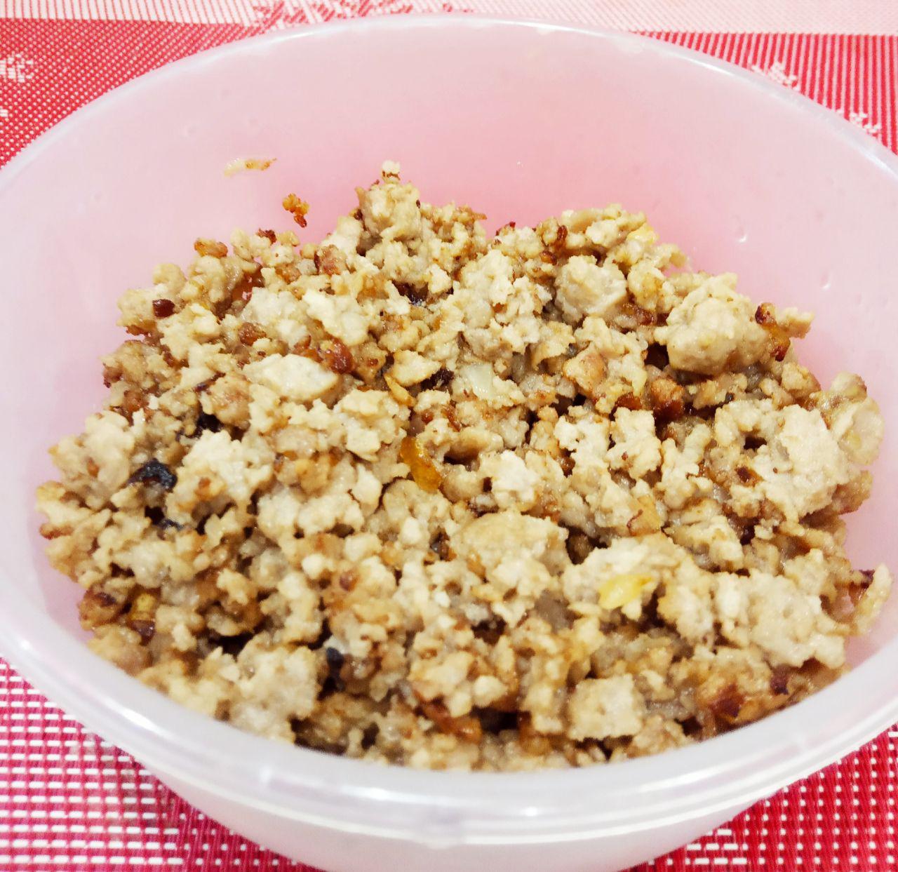 Картофельная запеканка с мясом и сыром: Обжариваем лук с фаршем, солим и перчим по вкусу.