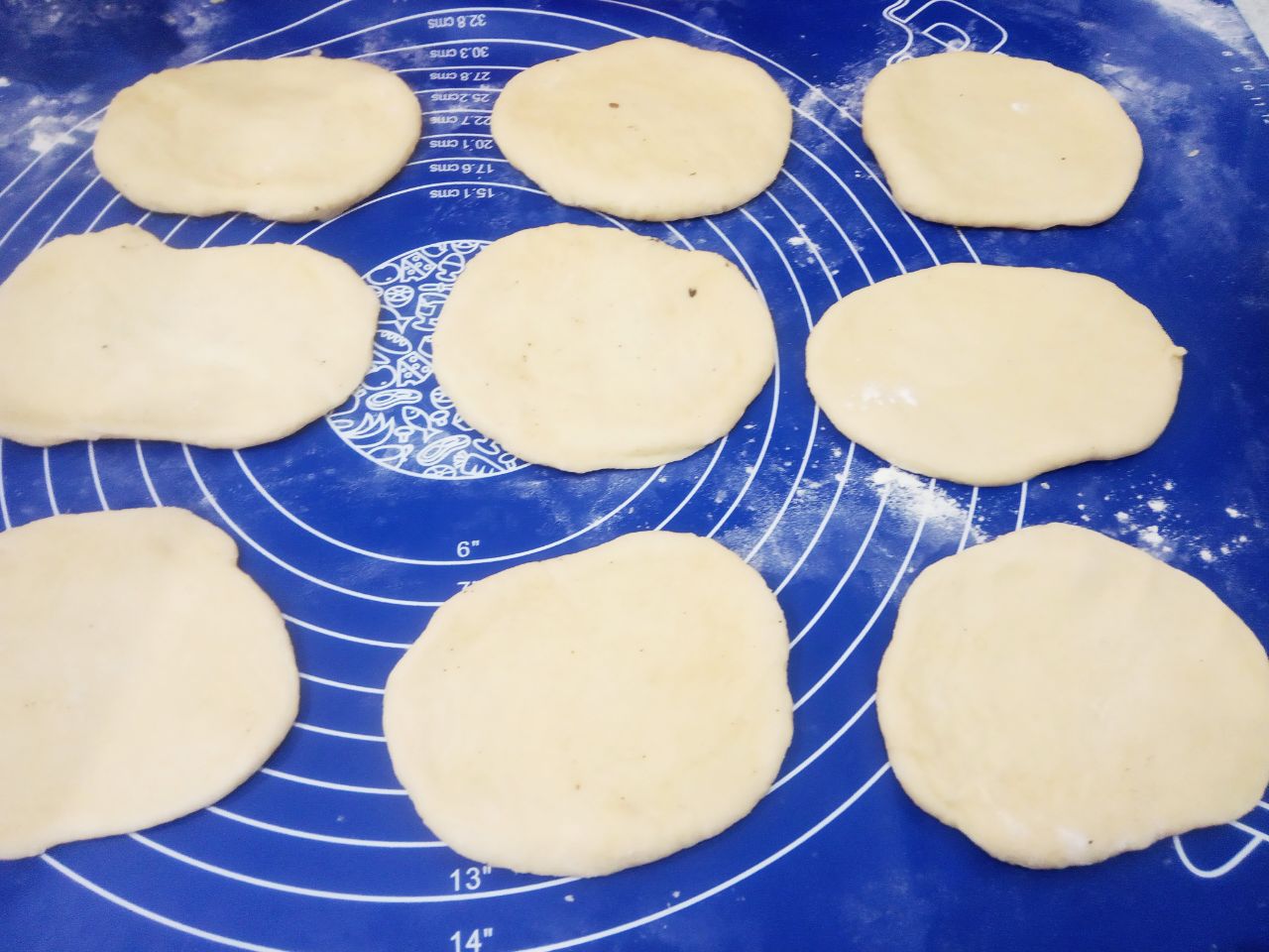 Булочки с начинкой из яблок и мака: Колобки раскатываем и на один край кладем начинку, затем сворачиваем рулетиком, края соединяем и придавливаем.