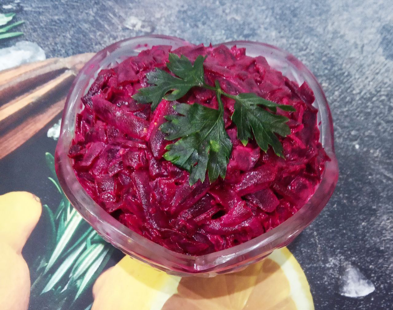 Салат из красной свеклы с чесноком: Солим и заправляем майонезом по вкусу, перемешиваем.