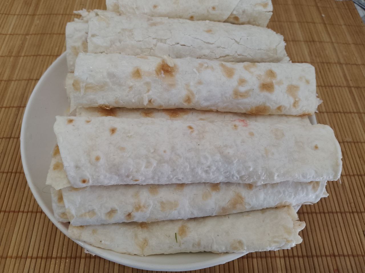Лаваш с начинкой из куриного мяса, сыра и помидоров: Сворачиваем лаваш рулетиком. У меня получилось 16 рулетиков.