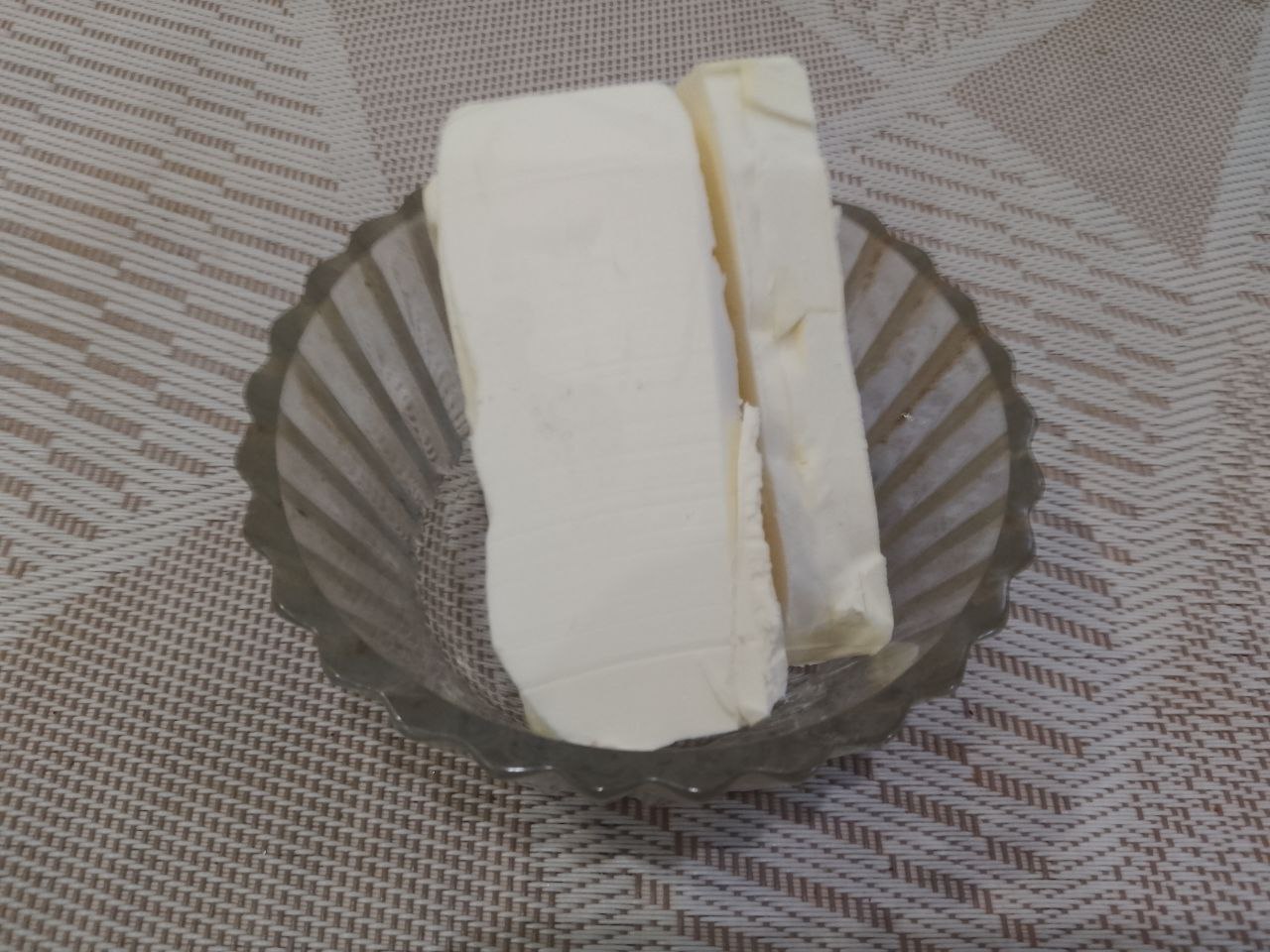 Печенье нежное и воздушное с вишней и кунжутом: Сливочное масло растапливаем на водяной бане.