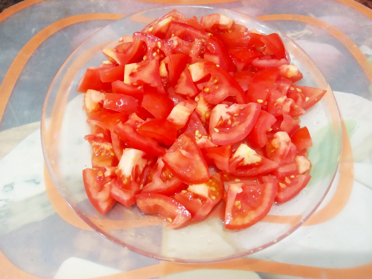 Тушеные патиссоны с овощами, полезные и вкусные: Помидоры промываем водой, удаляем плодоножки и разрезаем на дольки.