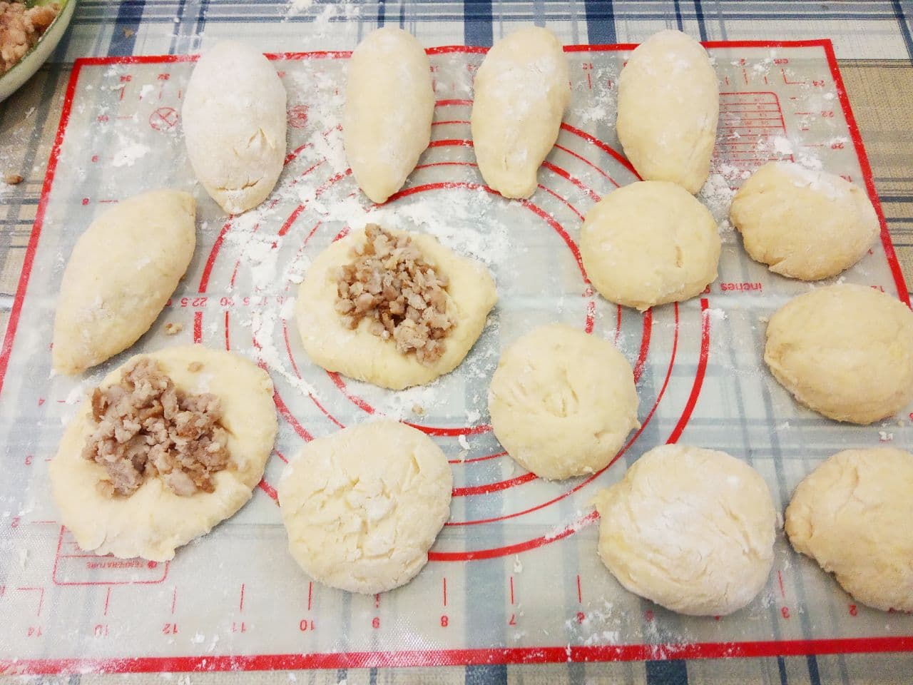Пирожки с мясной начинкой из картофельного дрожжевого теста, жареные на сковороде: Кусочки теста раскатываем, кладем начинку и формируем пирожки.