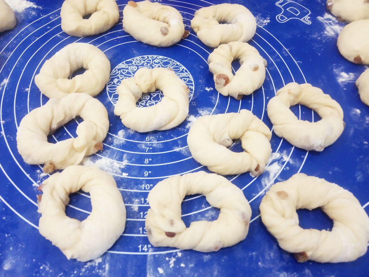 Булочки с начинкой из жареных яблок, изюма и корицы: Колобки для булочек с изюмом, раскатываем продолговатыми кружочками, которые смазываем сливочным маслом и