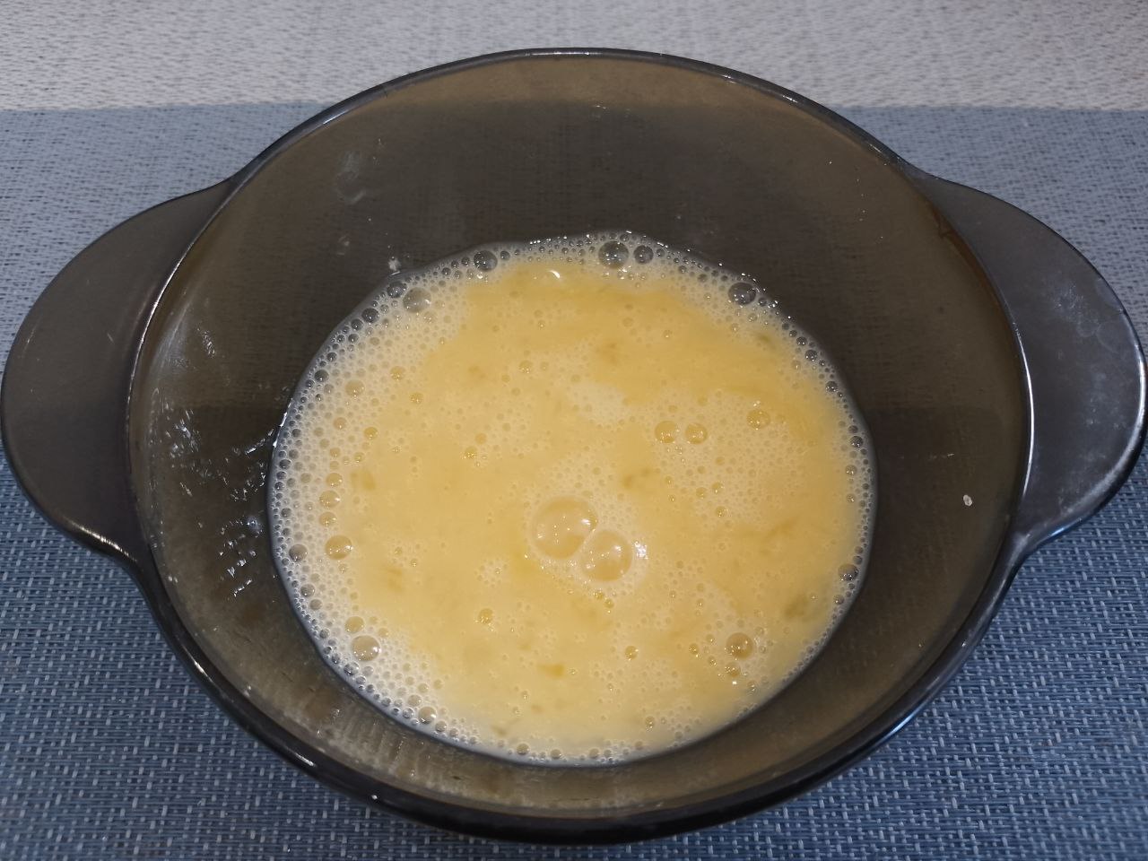 Омлет из яиц, на водяной бане: Яйца разбиваем в чашу, солим по вкусу и взбиваем венчиком.