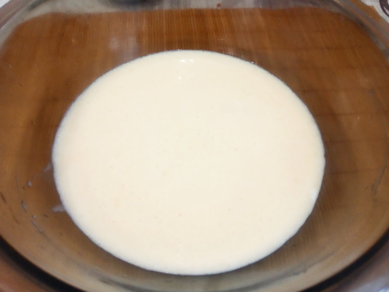 Вафли шоколадные, мягкие, ароматные и вкусные: В сметану добавляем соду и размешиваем.