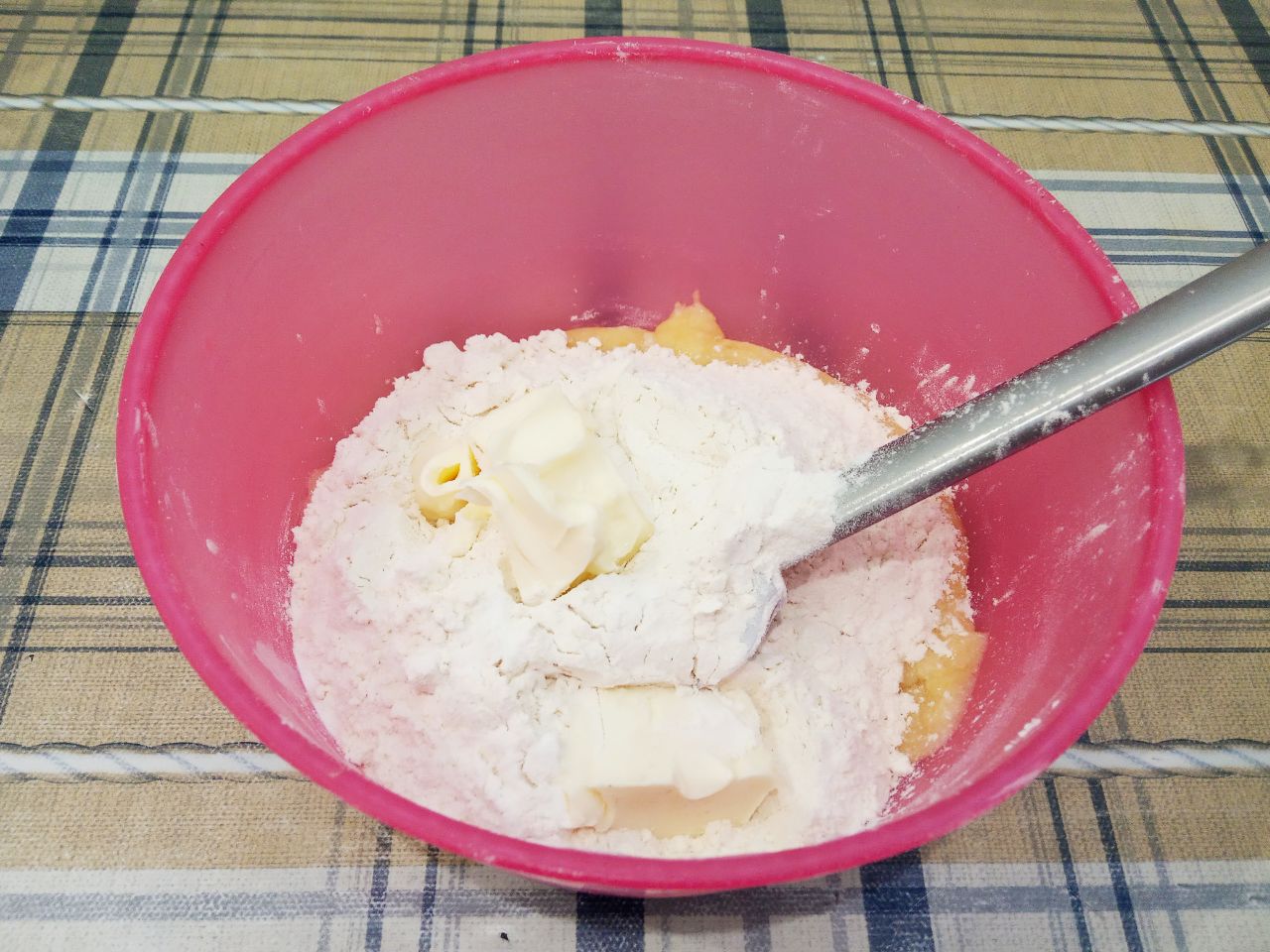 Печенье песочное со сливочным вкусом и в кокосовой стружке: Кладем размягченное сливочное масло, замешиваем мягкое и нежное тесто.