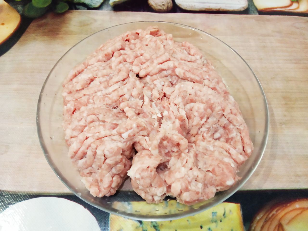 Треугольники из лаваша, в кляре из яиц и сыра, на сковороде: Приготовим мясную начинку для конвертиков из лаваша. Мясо промываем, просушиваем и пропускаем через мясорубку.