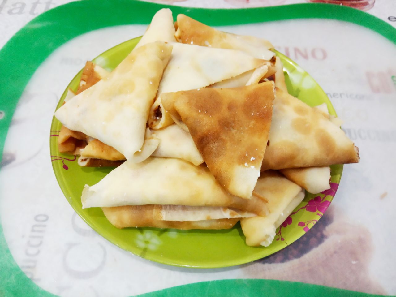 Блины с творожной начинкой, вкусные и аппетитные: На блины накладываем творожную начинку и заворачиваем треугольником, конвертом или трубочкой.