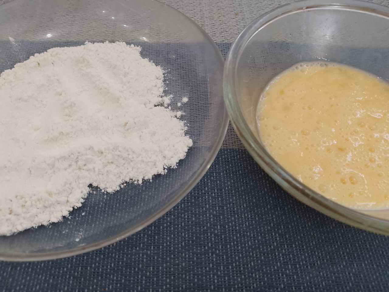 Картофельные котлеты с сыром, мясом, в яичном кляре: Разбиваем в миску яйца, взбиваем и насыпаем в тарелку муку.