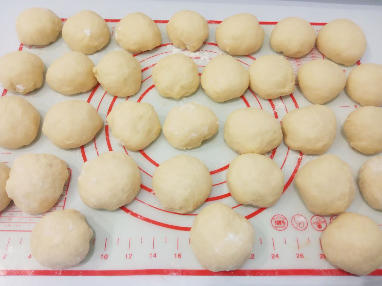 Сахарные булочки к чаю, просто и вкусно: Когда тесто увеличится в объеме, перемешиваем, кладем на рабочую поверхность и разделяем на колобки. Колобки