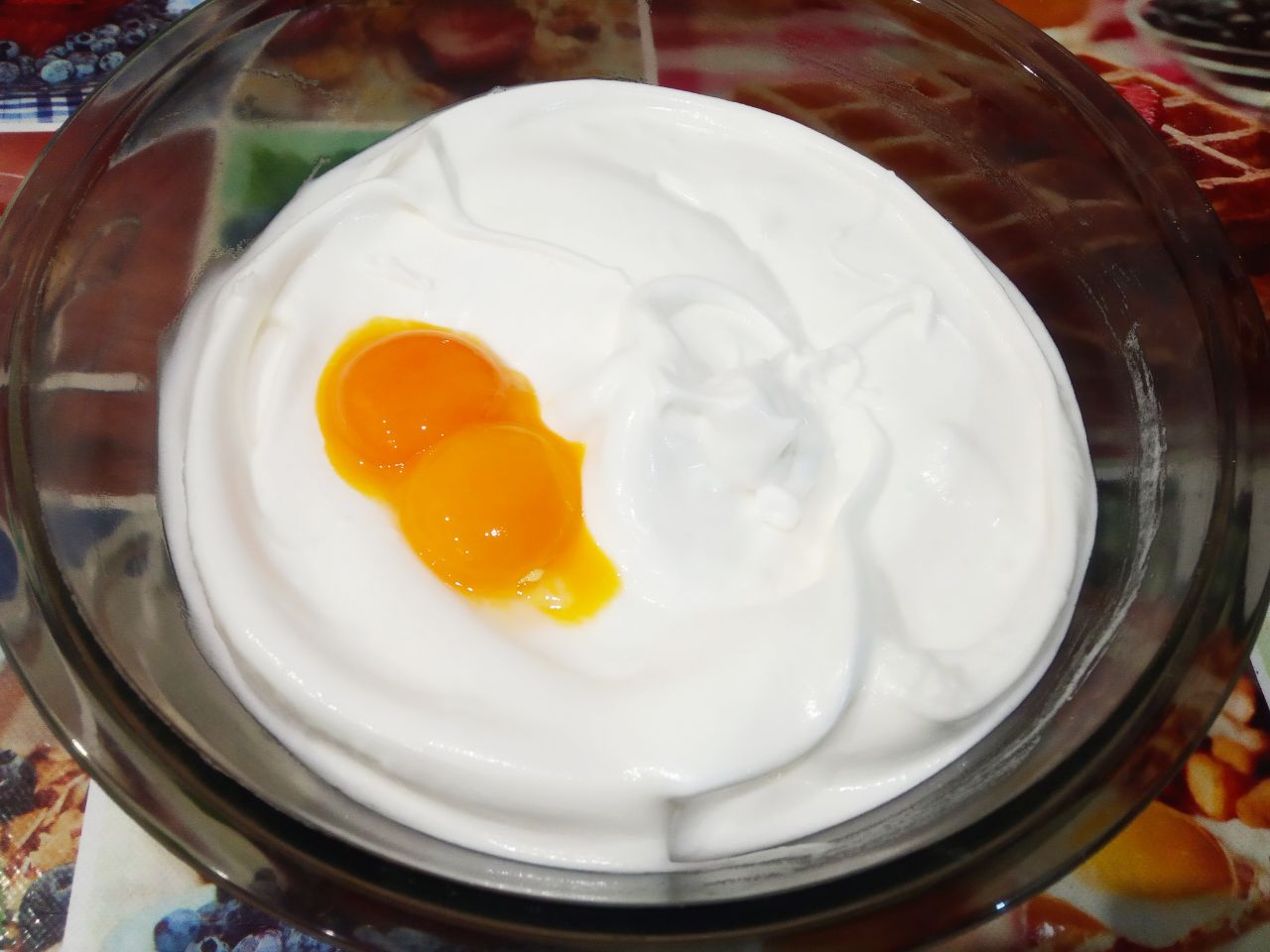 Вкусный торт ко дню рождения или к другому торжеству: Добавляем частями желтки и перемешиваем миксером на малой скорости.