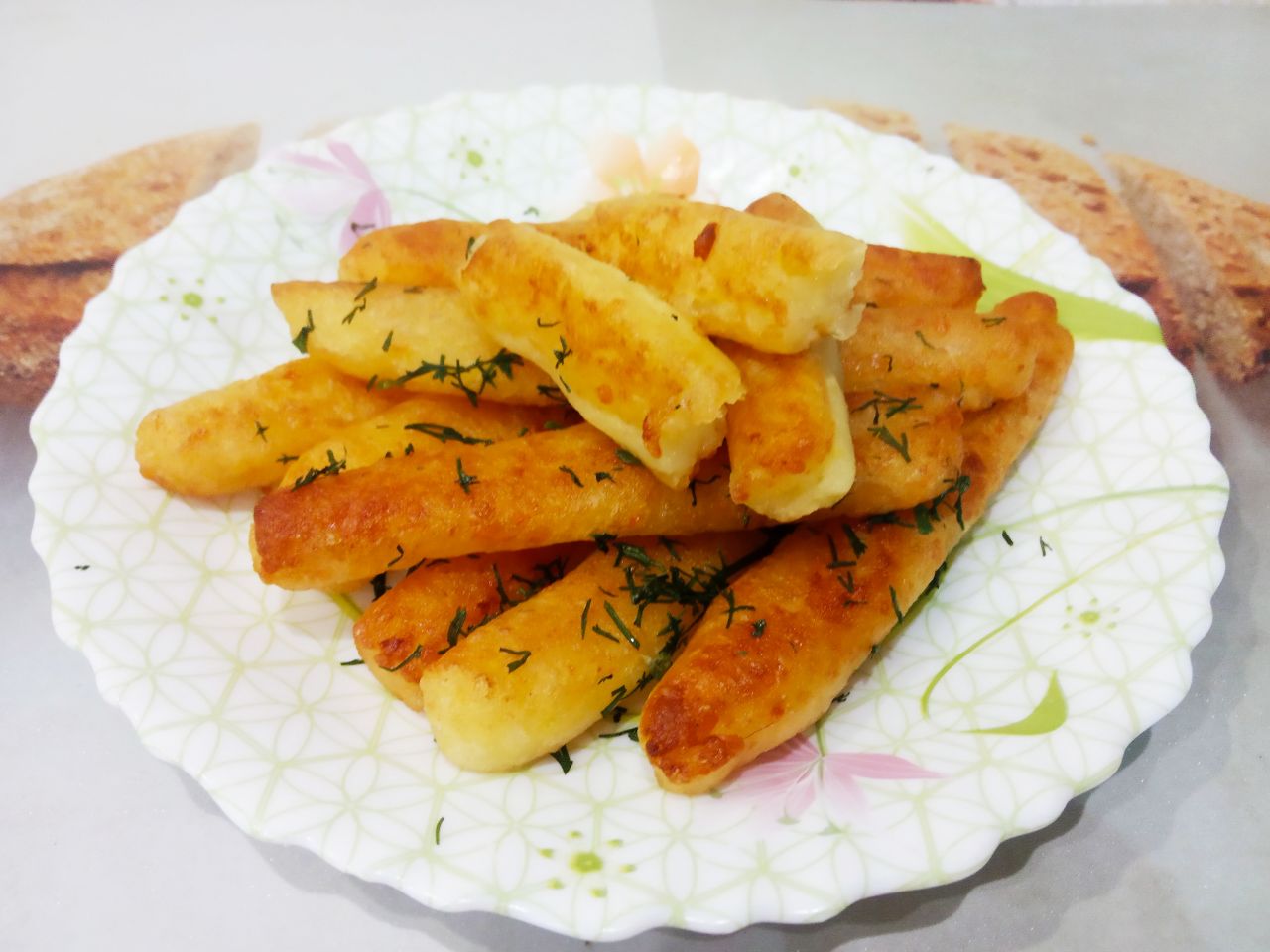 Картофельные палочки с сыром, вкусные и аппетитные: Перекладываем палочки на блюдо или тарелку, по желанию посыпаем зеленью и подаем к столу с соусом.
