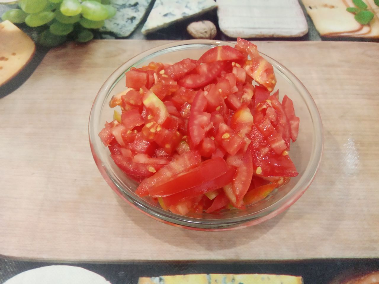 Салат из баклажанов, с помидорами и сыром: Помидоры у меня небольшие поэтому я использовала для салата 5 штук. Помидоры промываем, просушиваем, удаляем