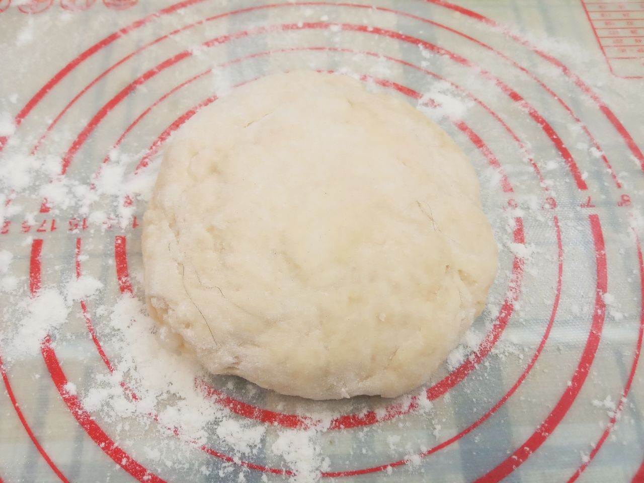 Воздушные треугольники, просто и вкусно: Тесто разделяем на четыре части.