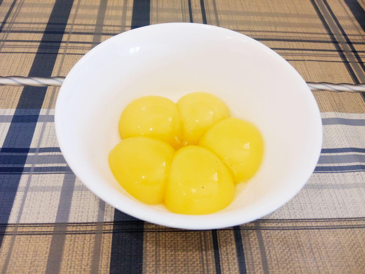 Кексы из бисквитного теста, быстро и вкусно: Добавляем частями желтки и размешиваем миксером на малой скорости.