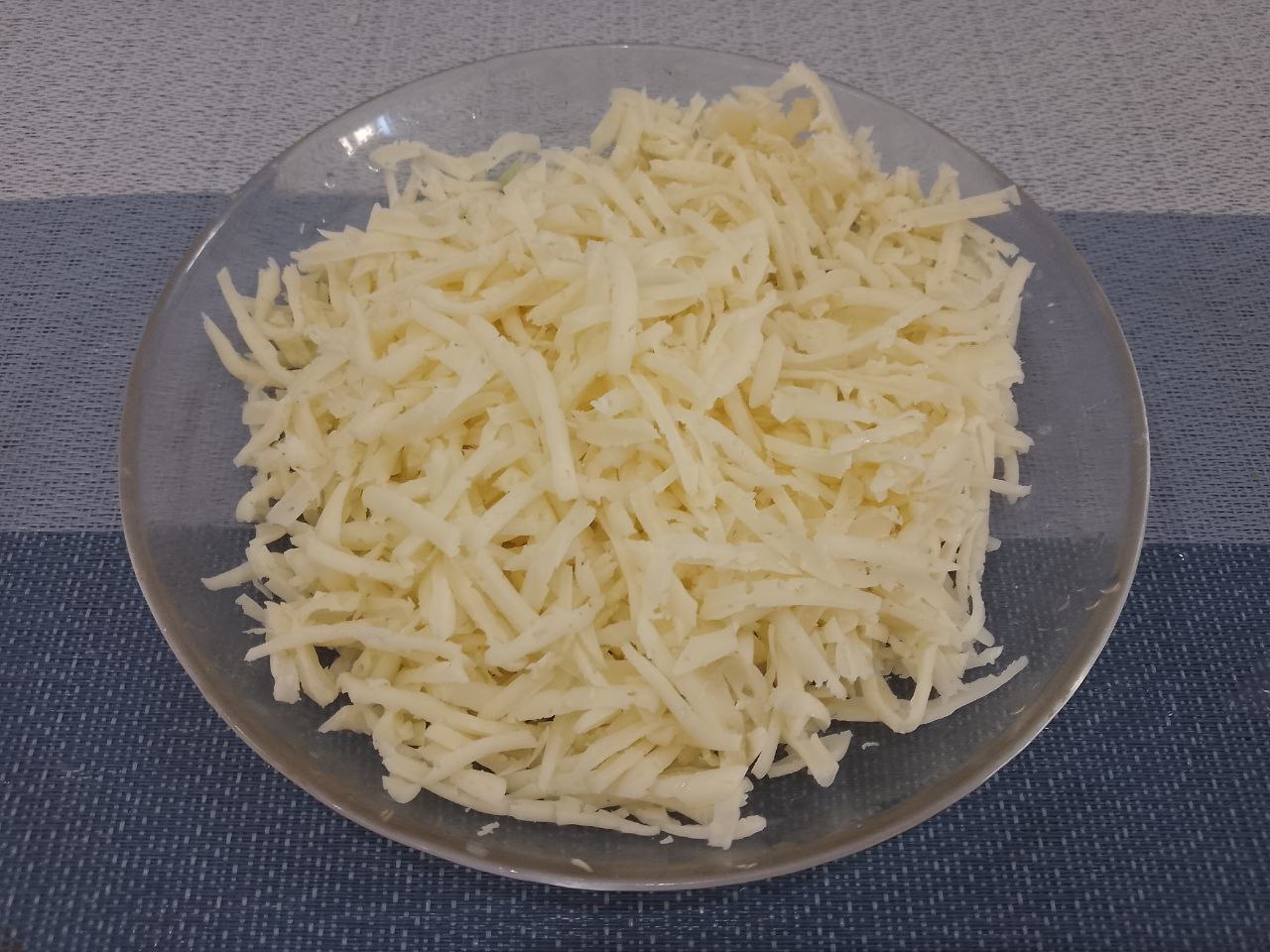 Блины из печени с грибной начинкой, вкусные и сытные: Твердый сыр натираем на терке.