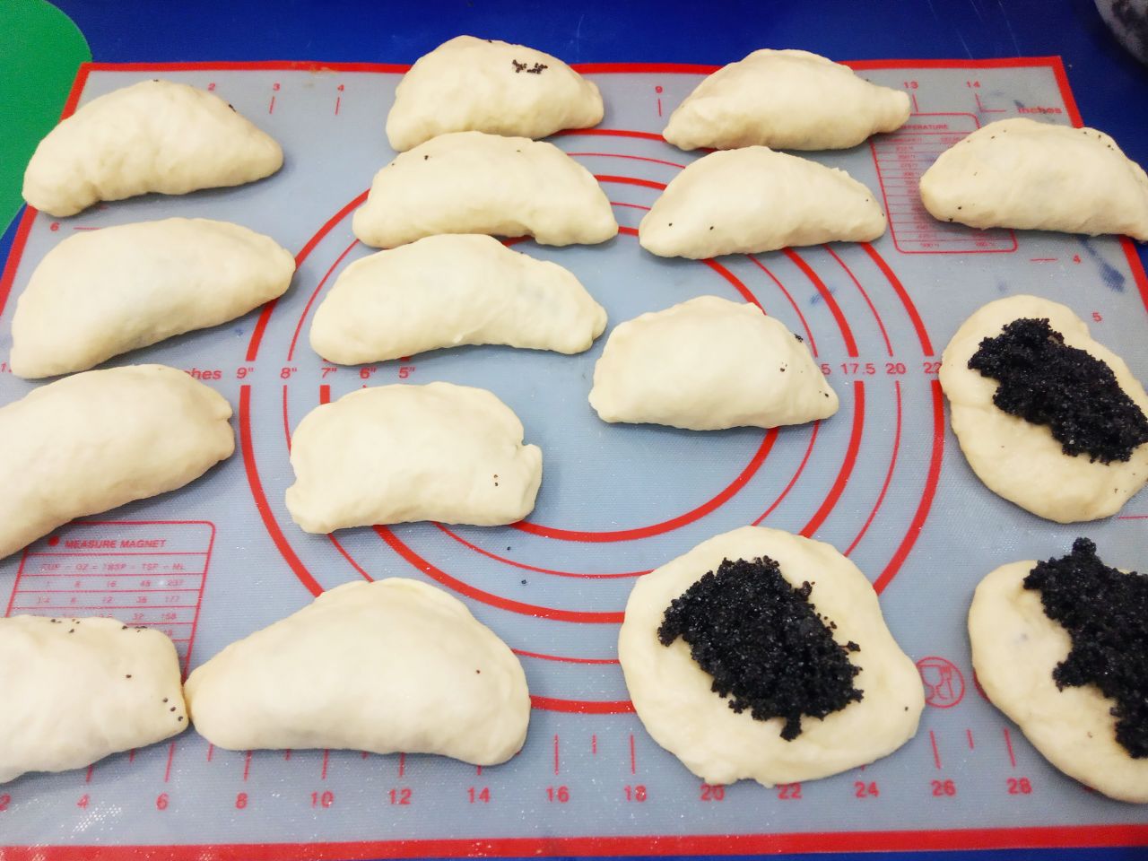 Пирожки из дрожжевого теста с маковой начинкой: Колобки раскатываем, на середину кружочков кладем начинку.