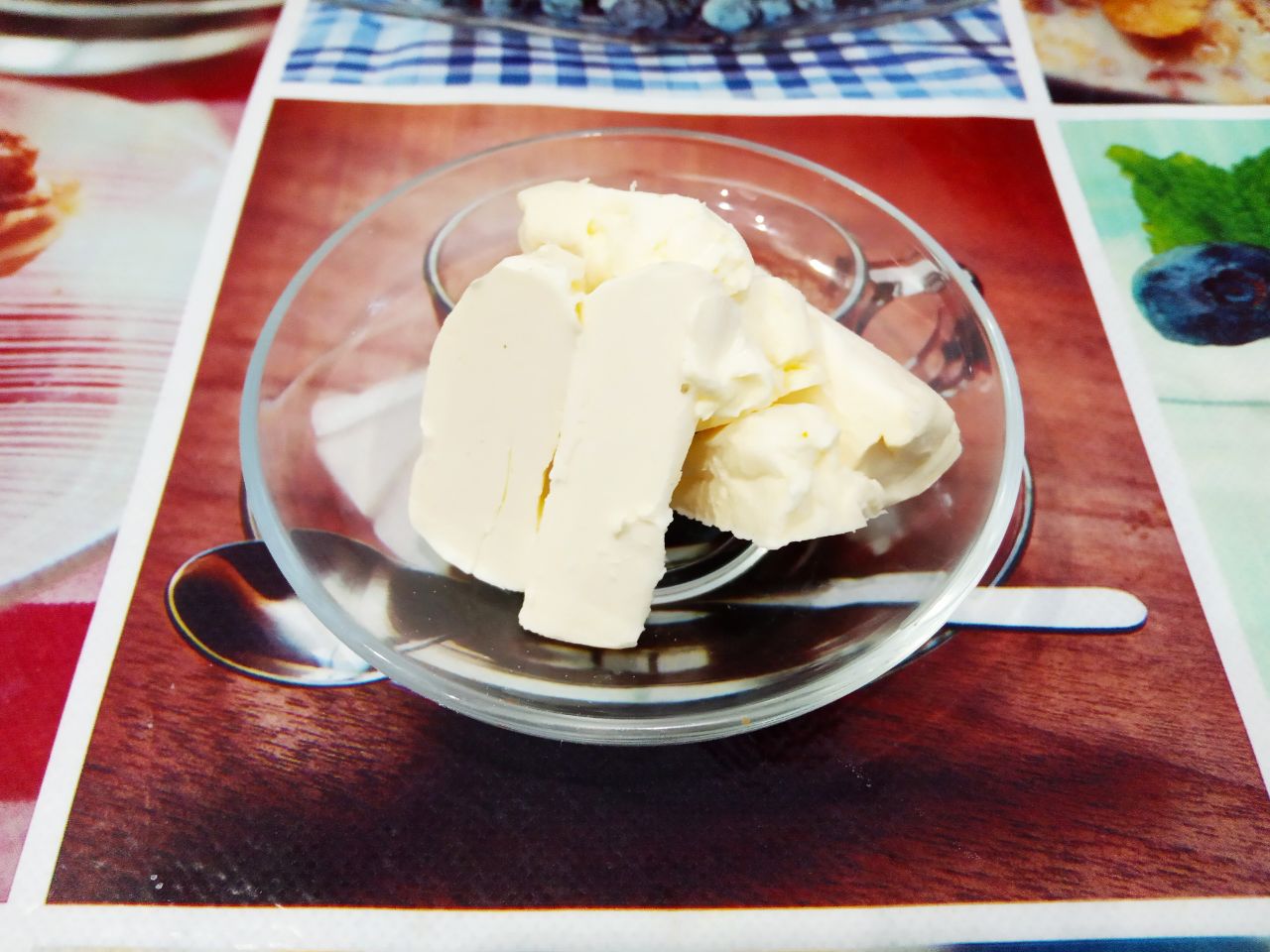 Кексы из манной крупы, на йогурте, воздушные и ароматные: Сливочное масло растапливаем на водяной бане.