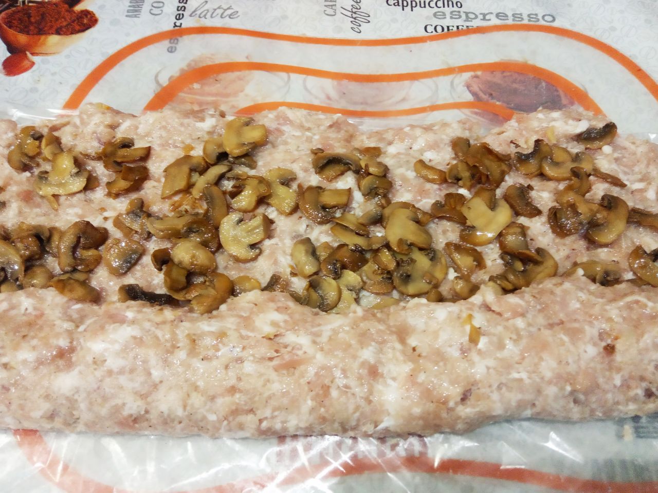 Рулет из свинины с грибами, запеченный в рукаве, вкусный и аппетитный: Сворачиваем фарш рулетом вместе с пленкой.