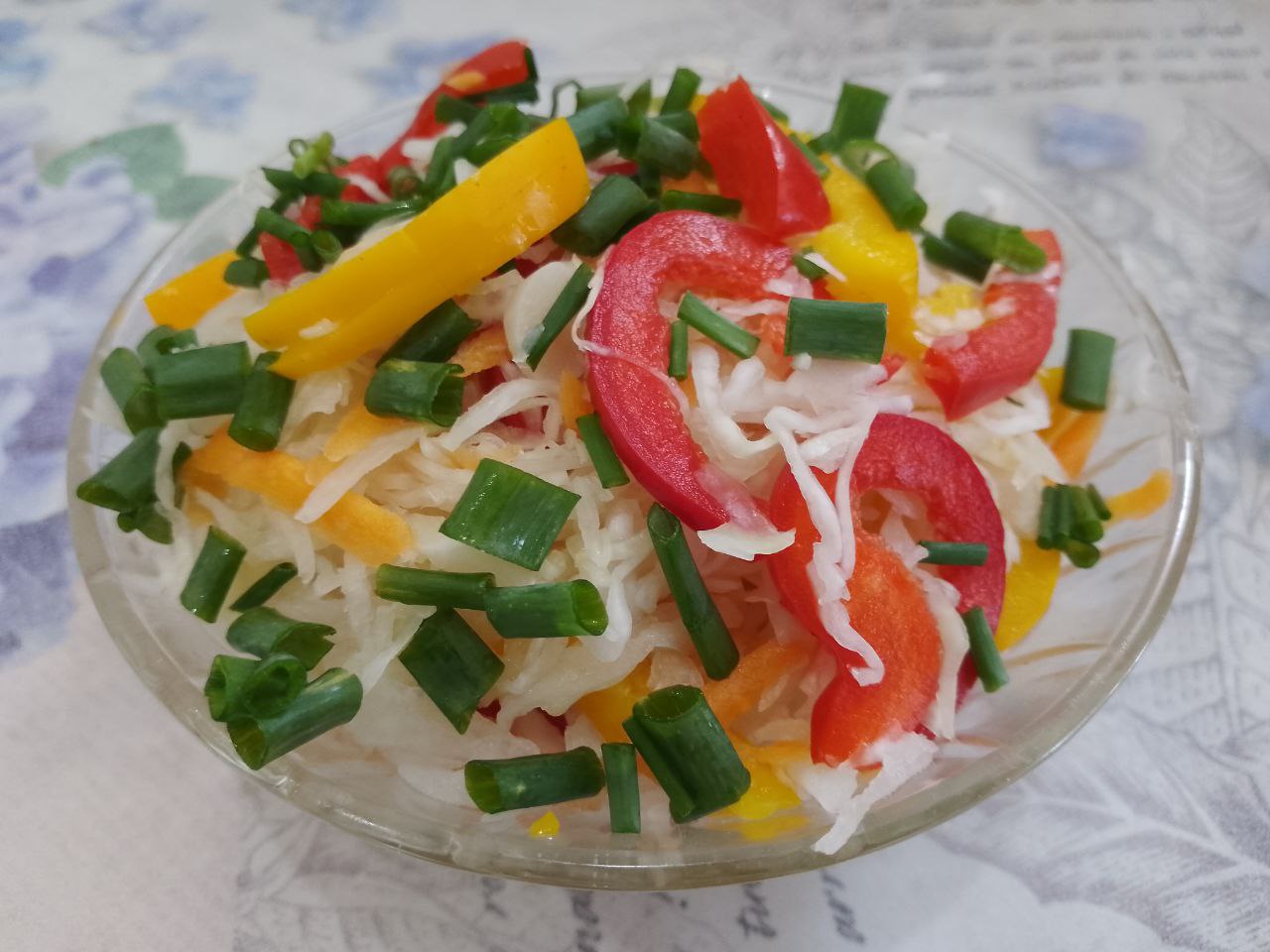 Капуста маринованная с перцем, морковью и чесноком