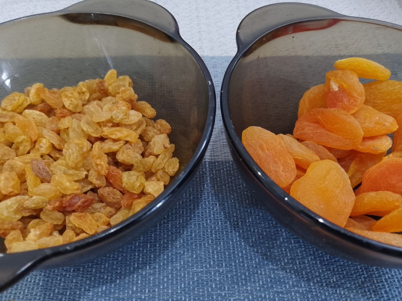 Десерт из творога, изюма и кураги, в шоколадной глазури: Изюм перебираем, заливаем кипятком и выдерживаем 15-20 минут. Курагу измельчаем, но не всю несколько штук