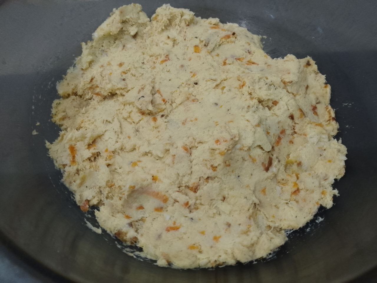 Рыбный паштет со специями, вкусный и сытный: Добавляем соль, перец молотый и чеснок сушеный молотый, сливочное масло комнатной температуры, тщательно