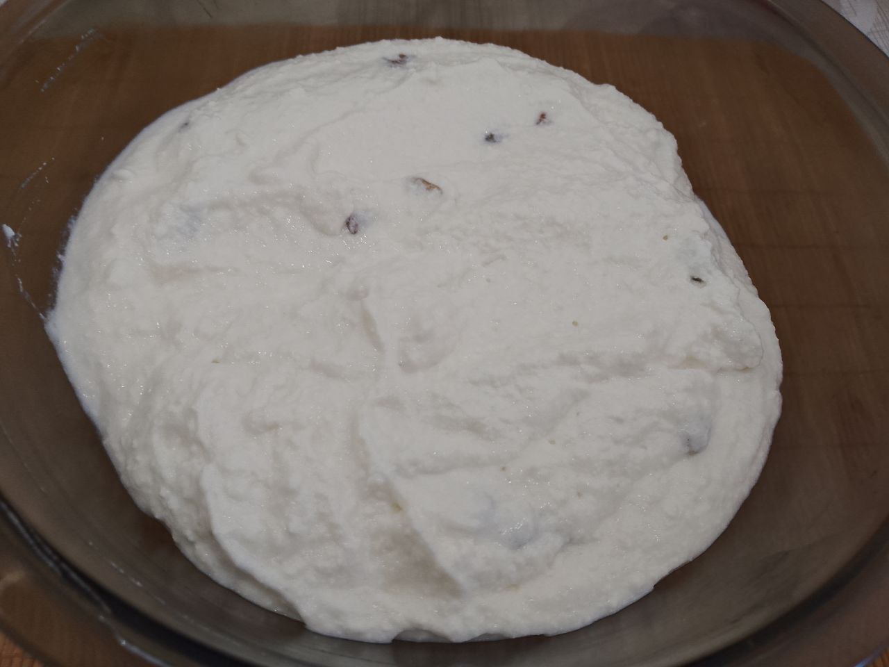Пирог из песочной крошки и творога, вкусный и аппетитный: Выкладываем белки в творожную массу и осторожно перемешиваем снизу вверх.