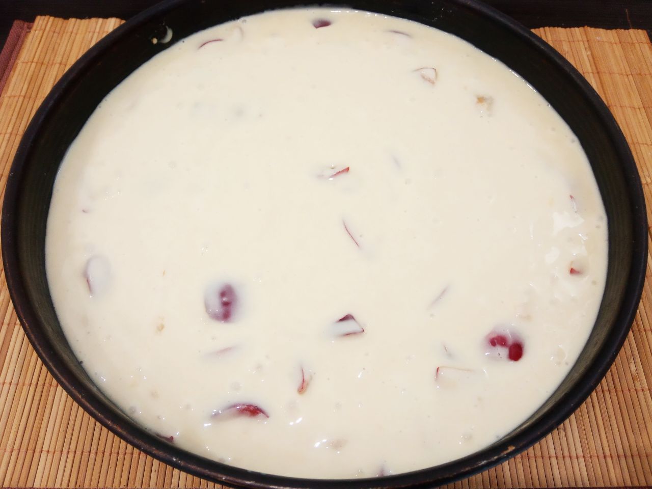 Пирог на молоке, со сливами, простой в приготовлении и вкусный: Форму застилаем пергаментом и выливаем тесто.